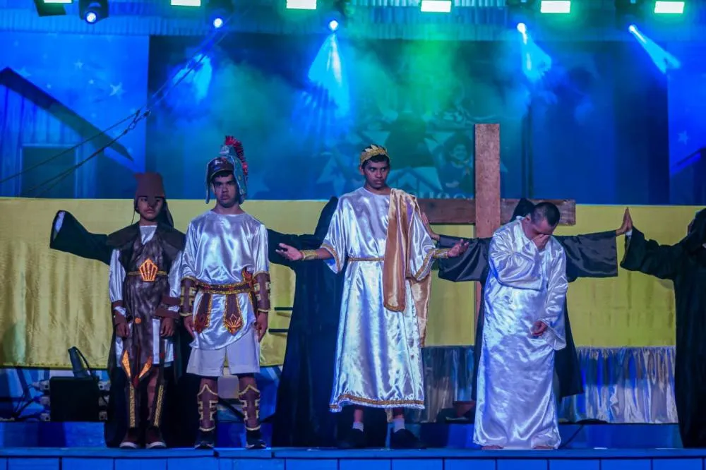 Curral do Caprichoso recebe encenação da Paixão de Cristo com protagonismo de alunos com deficiência