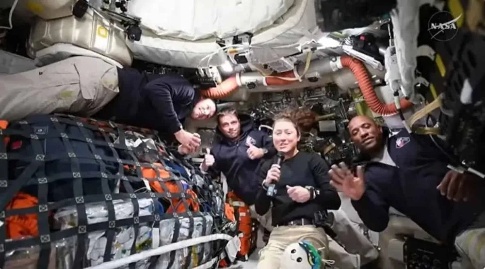 Astronautas da Artemis II relatam aproximação da Lua durante missão histórica