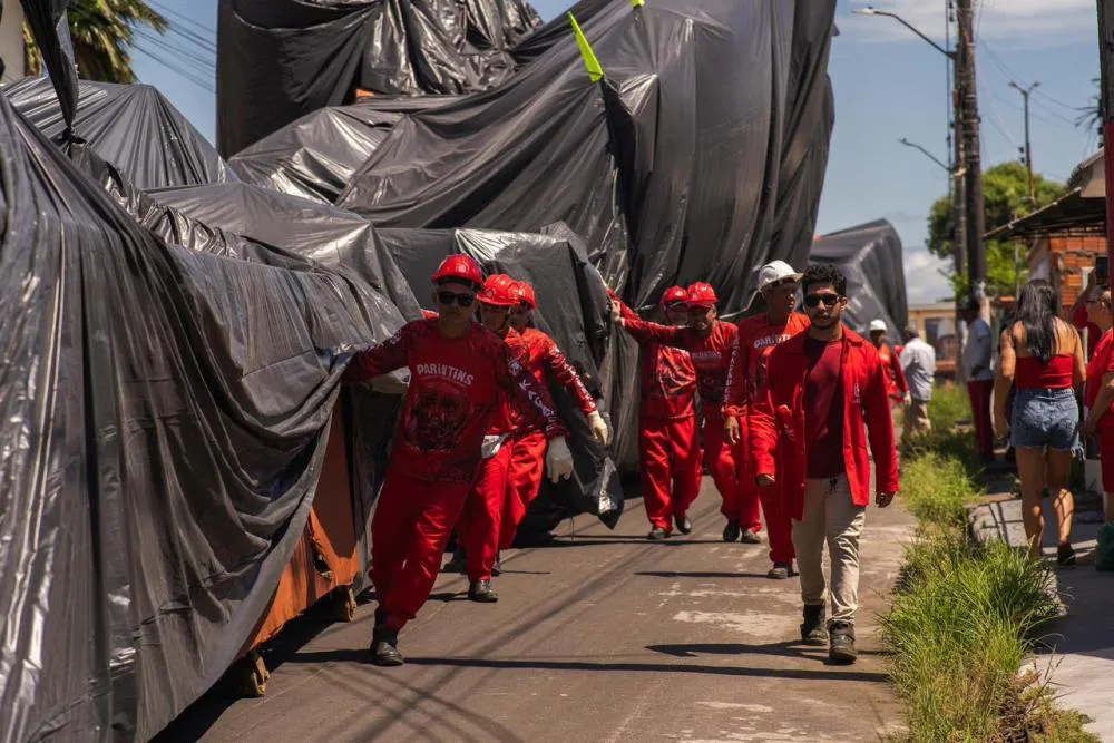 Garantido inicia translado das alegorias e leva projeto 2026 às ruas de Parintins